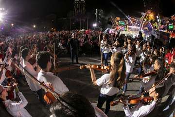 Los nietos de Sary Mánchez abren la final de murgas del Carnaval de 'Una noche en Río' (Foto TA)